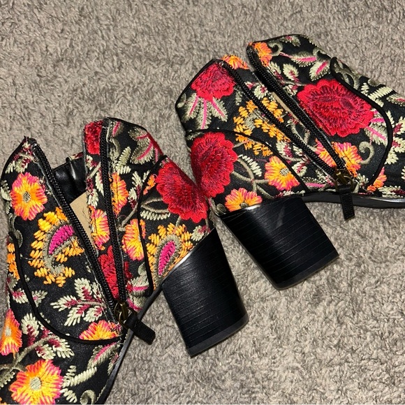 NWOT CROWN VINTAGE Floral Embroidered Ankle Boots - Picture 7 of 10